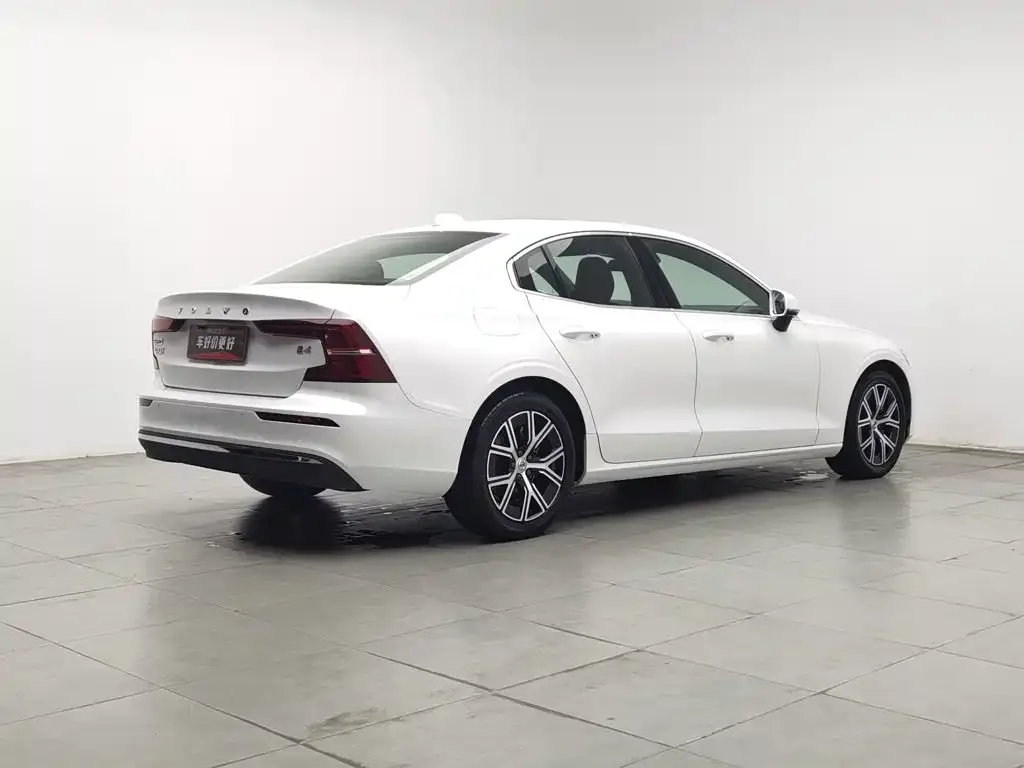 Volvo Volvo S60 2023 B4 Smart Comfort Luxury Edition — Фото автомобиля 2