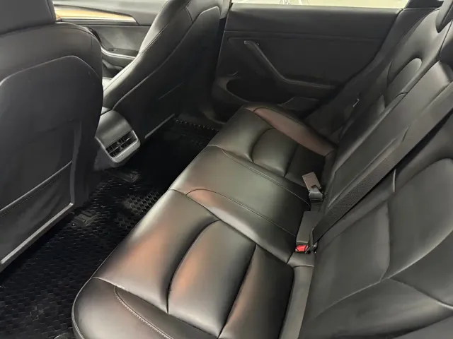 Tesla Model 3 — Фото автомобиля 9