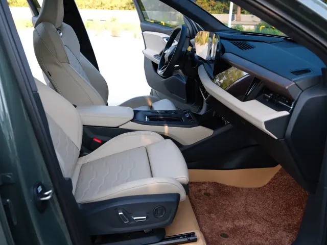 Audi Q6L e-tron — Фото автомобиля 6