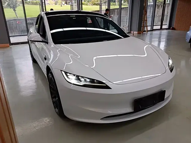 Tesla Model 3 — Фото автомобиля 3