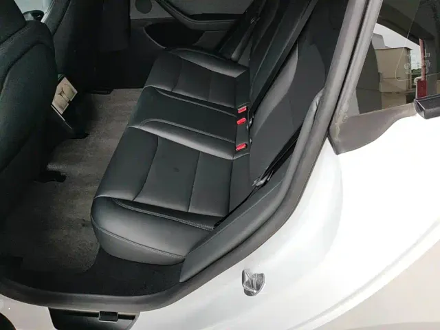 Tesla Model 3 — Фото автомобиля 16