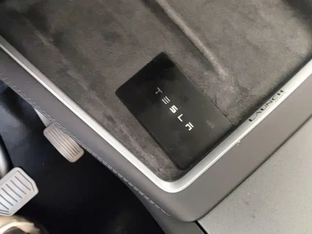 Tesla Model Y — Фото автомобиля 8