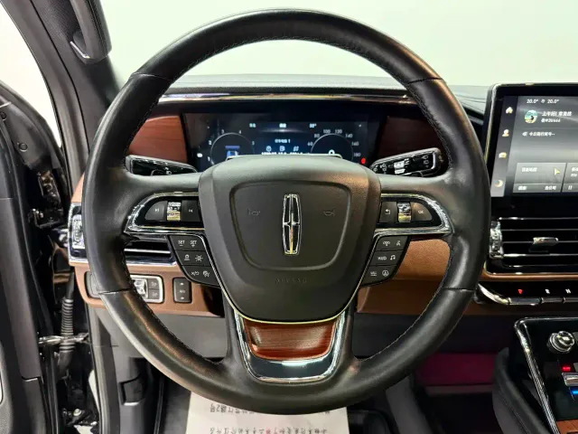 Lincoln Navigator — Фото автомобиля 11