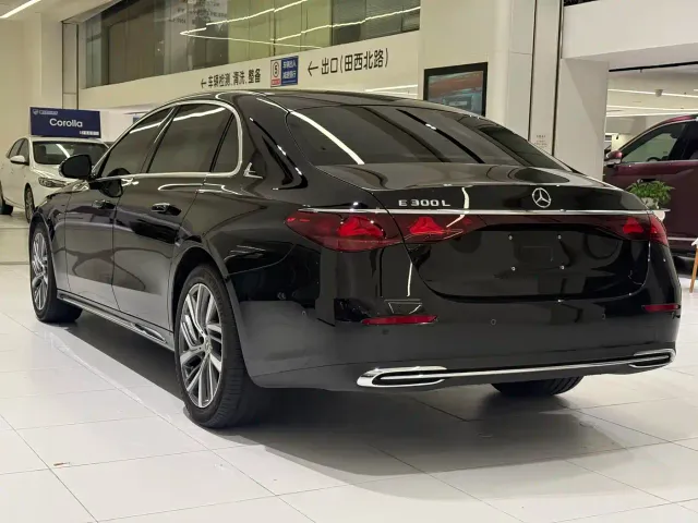 Mercedes-Benz E-Class — Фото автомобиля 4