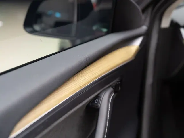Tesla Model Y — Фото автомобиля 10