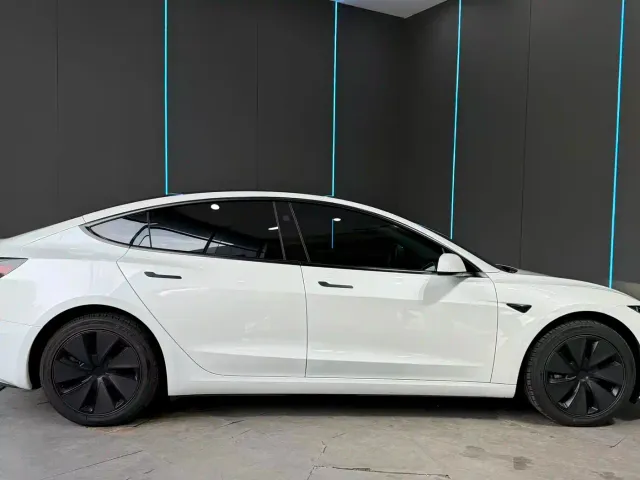 Tesla Model 3 — Фото автомобиля 5