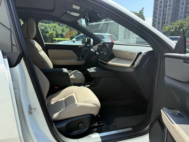 Volvo XC70 Plug-in Hybrid — Фото автомобиля 8