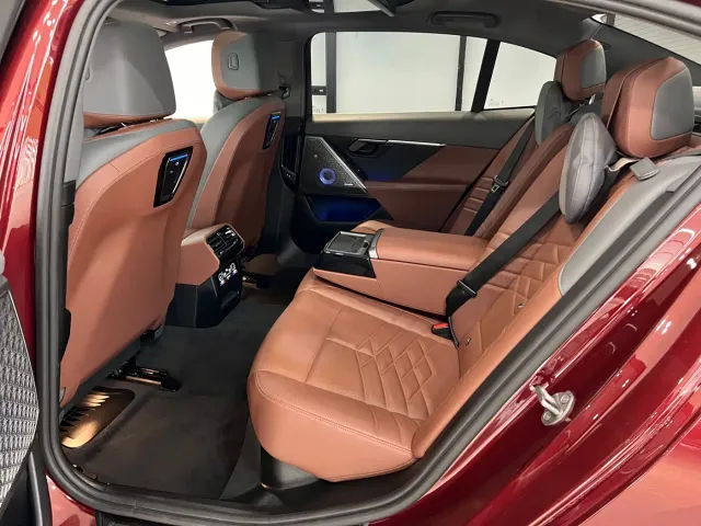 BMW 5 Series — Фото автомобиля 11
