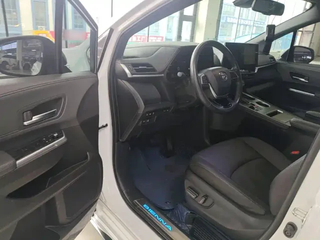 Toyota Sienna — Фото автомобиля 15