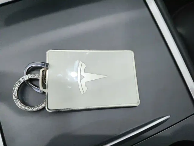 Tesla Model Y — Фото автомобиля 8