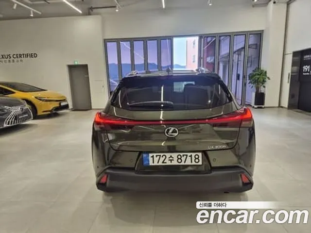 Lexus UX — Фото автомобиля 4