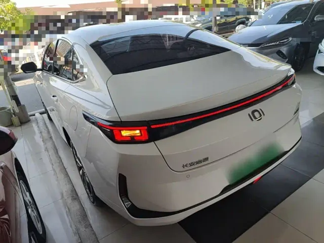 Changan Qiyuan A05 — Фото автомобиля 4