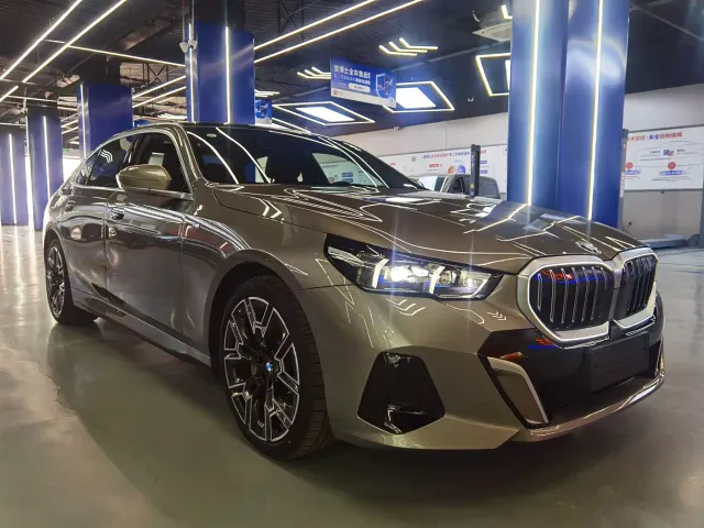 BMW 5 Series — Фото автомобиля 3