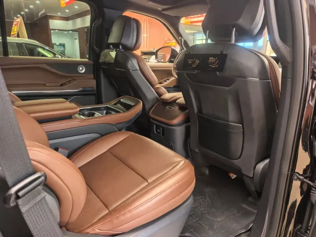 Lincoln Navigator — Фото автомобиля 19