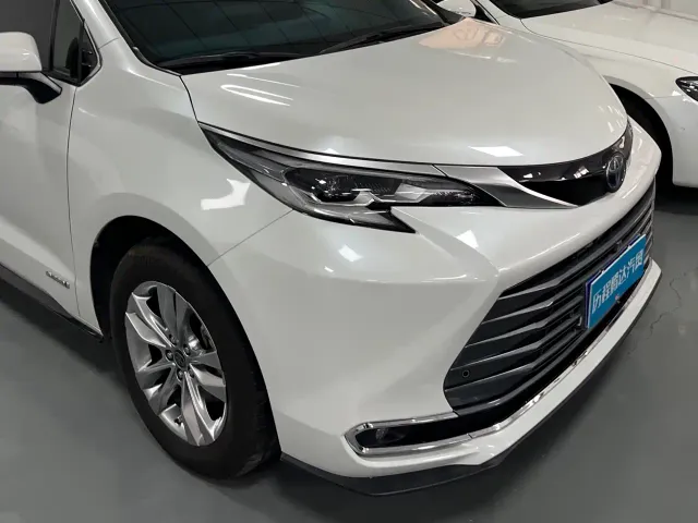 Toyota Sienna — Фото автомобиля 4