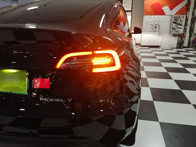 Tesla Model Y — Фото автомобиля 7