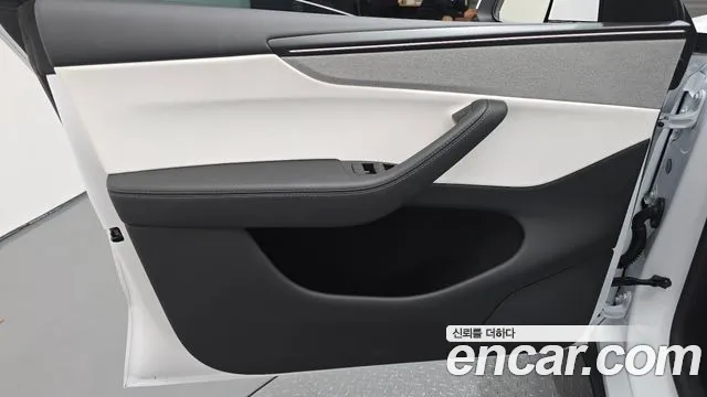 Tesla Model Y — Фото автомобиля 24