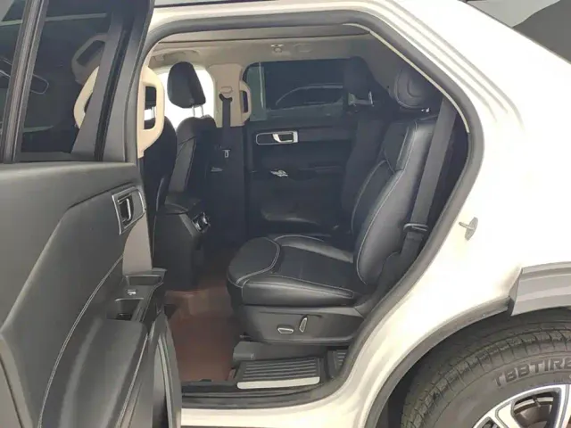 Ford Explorer — Фото автомобиля 11