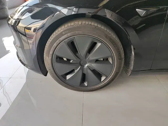 Tesla Model 3 — Фото автомобиля 22