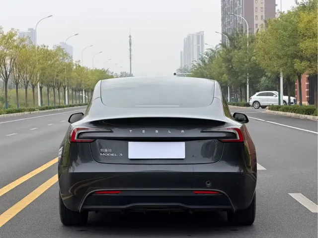 Tesla Model 3 — Фото автомобиля 5