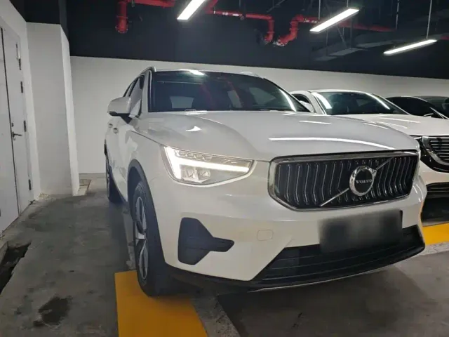Volvo XC40 — Фото автомобиля 3