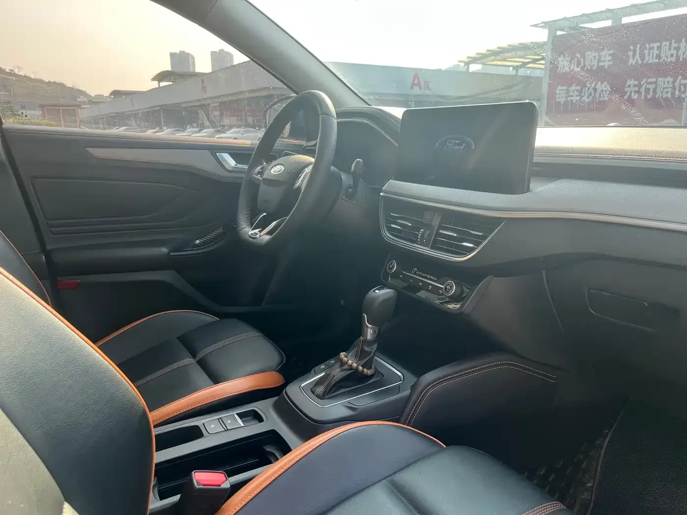Ford Focus 2022 Sedan EcoBoost 180 Auto Speed Edition — Фото автомобиля 4