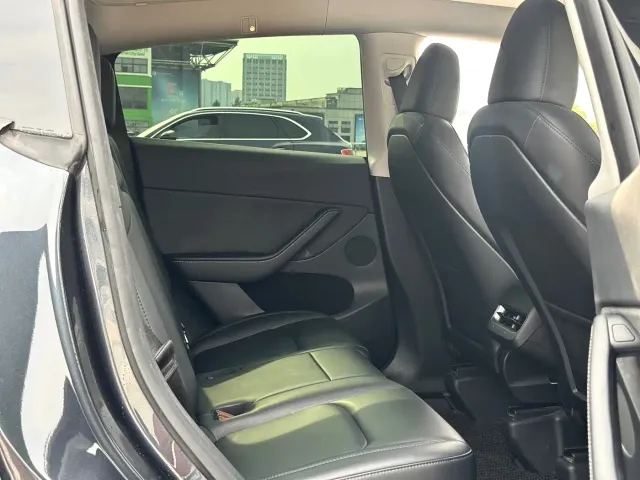 Tesla Model Y — Фото автомобиля 15
