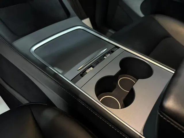 Tesla Model Y — Фото автомобиля 8