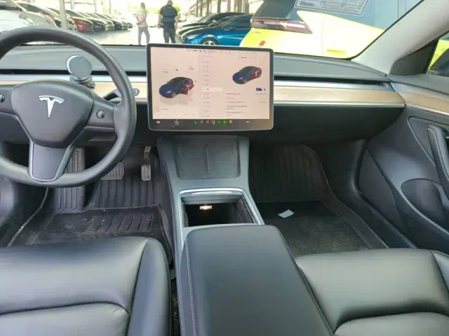 Tesla Model 3 — Фото автомобиля 12