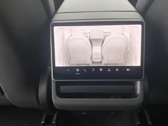 Tesla Model Y — Фото автомобиля 21
