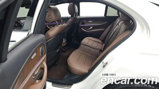 Mercedes-Benz E-Class — Фото автомобиля 12