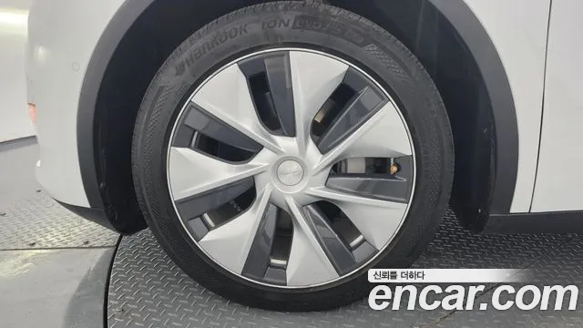Tesla Model Y — Фото автомобиля 5