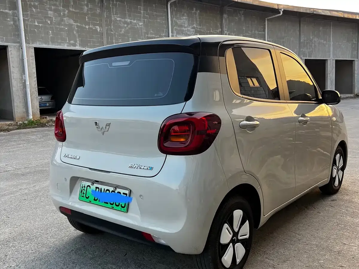 Wuling Motors Hongguang MINIEV 2025 4-Door Premium+ Edition — Фото автомобиля 4