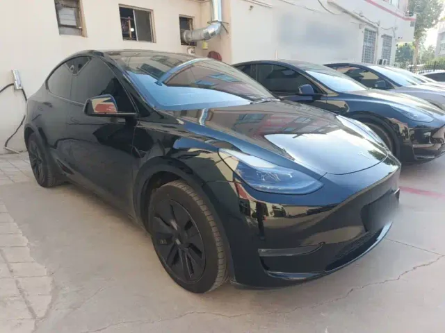 Tesla Model Y — Фото автомобиля 3