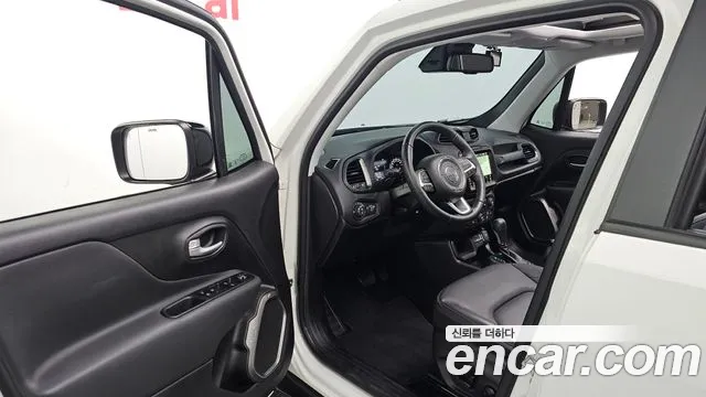 Jeep Renegade — Фото автомобиля 15