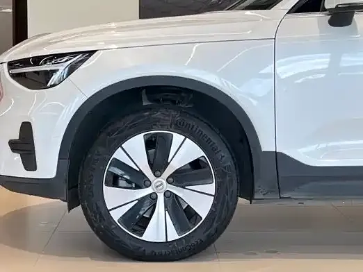Volvo XC40 — Фото автомобиля 4