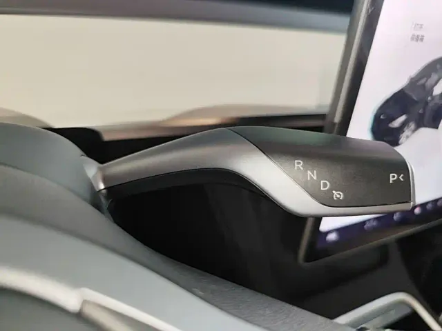 Tesla Model Y — Фото автомобиля 13