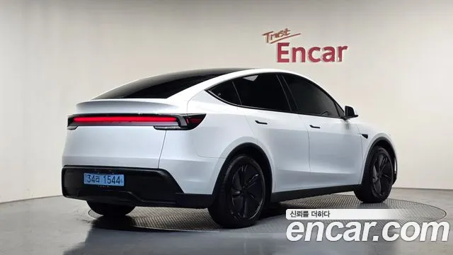 Tesla Model Y — Фото автомобиля 2