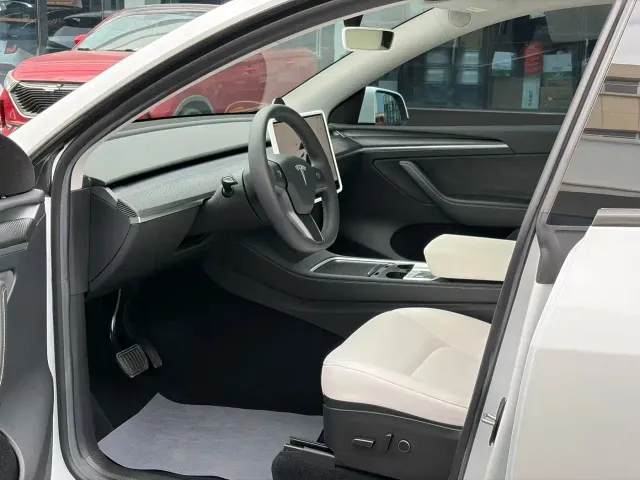 Tesla Model Y — Фото автомобиля 3