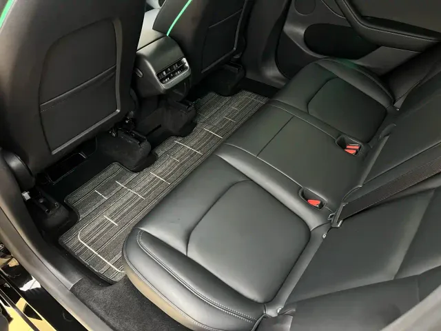 Tesla Model Y — Фото автомобиля 18