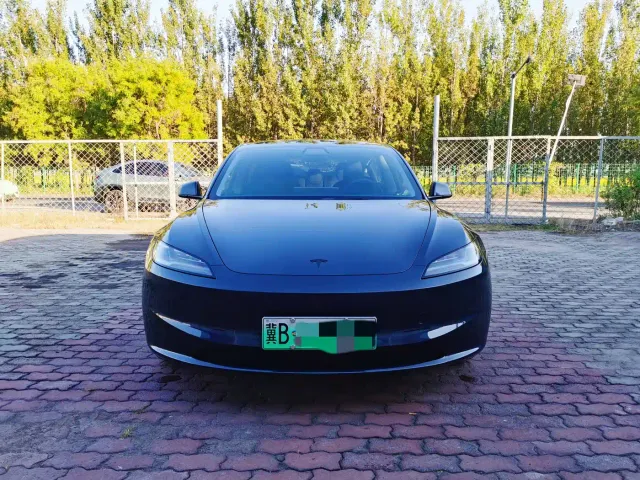 Tesla Model 3 — Фото автомобиля 3