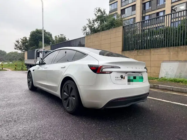 Tesla Model 3 — Фото автомобиля 6