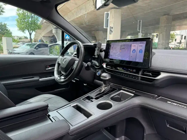 Toyota Sienna — Фото автомобиля 16