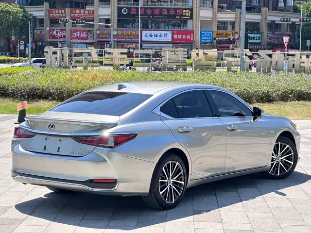 Lexus ES — Фото автомобиля 4