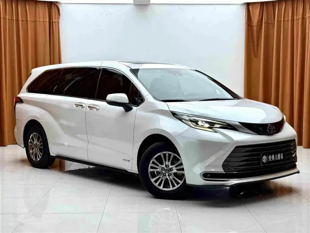 Toyota Sienna — Фото автомобиля 3