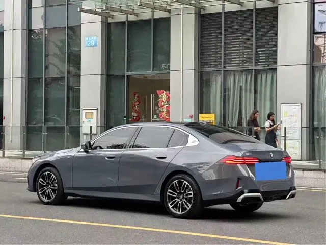 BMW 5 Series — Фото автомобиля 2