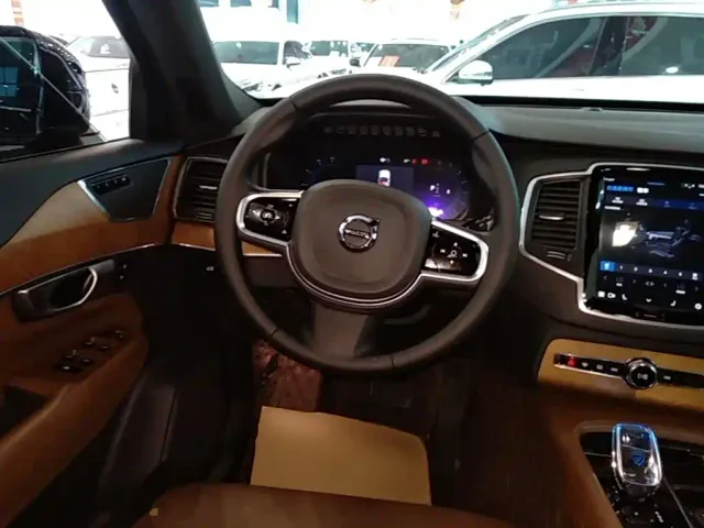 Volvo XC90 — Фото автомобиля 10