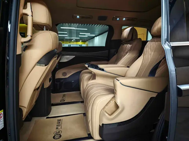 Denza D9 — Фото автомобиля 11
