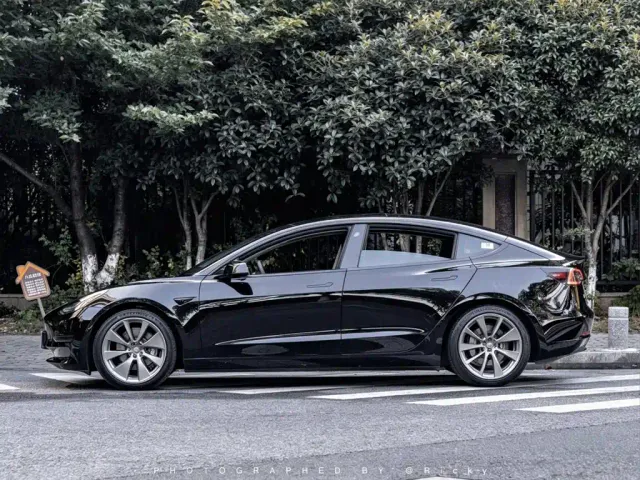 Tesla Model 3 — Фото автомобиля 2