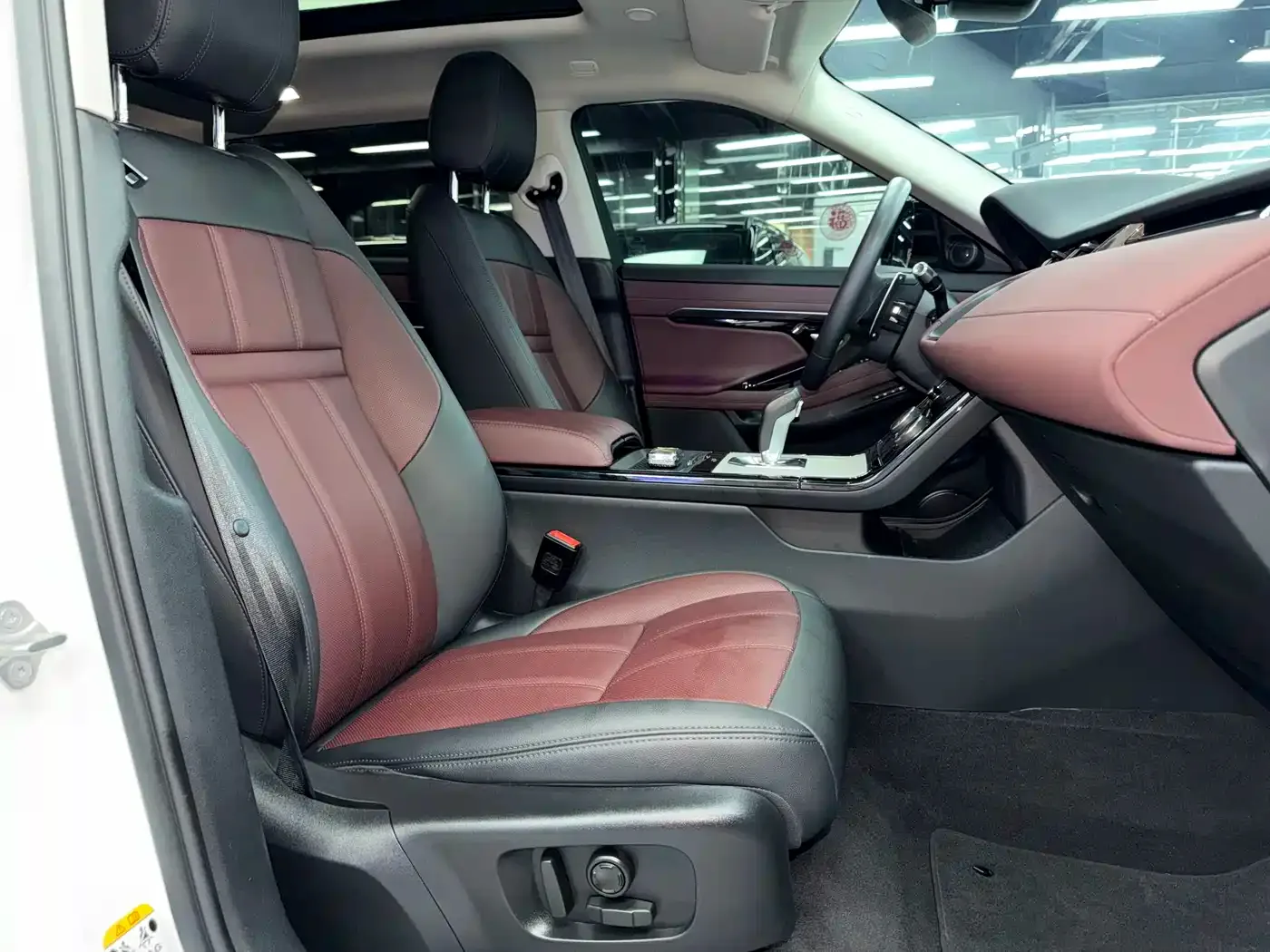 Land Rover Range Rover Evoque New Energy 2022 Range Rover Evoque L P300e Plug-in Hybrid — Фото автомобиля 10